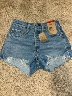 NWT Levi's 501 Button Fly Denim Cutoff Shorts in Light Blue Sz 24
